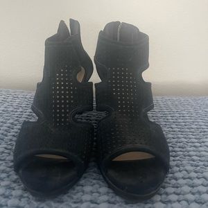 These are gorgeous Bella Vita suede navy sandals. Worn twice, size 9